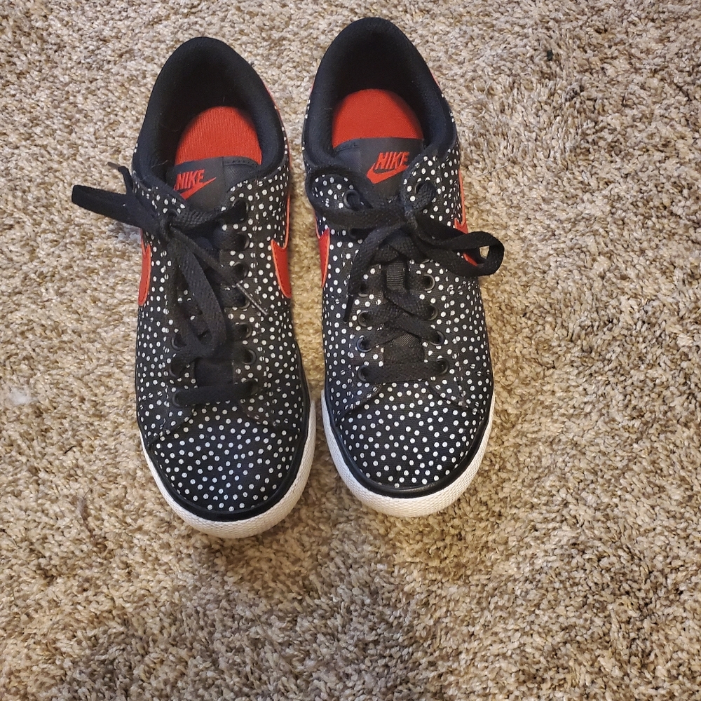 Nike Tennis Shoes 7.5 Red and Black